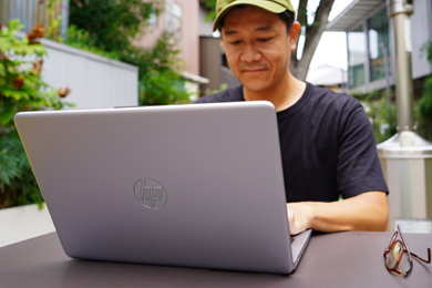【HP 245 G9（AMD）レビュー】思わず“外”に出たくなる軽快なPC